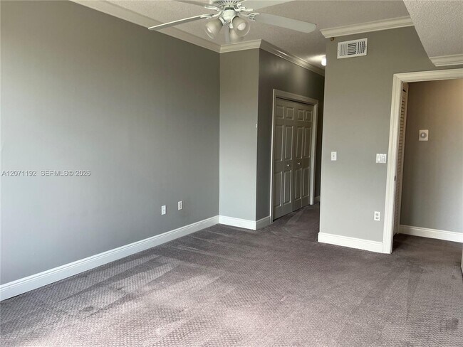 Building Photo - 6928 SW 39th St