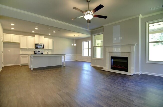Building Photo - 7731 Silk Tree Pointe