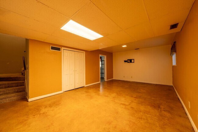 Building Photo - ***MOVE IN SPECIAL*** $500 OFF 1st MONTH'S...