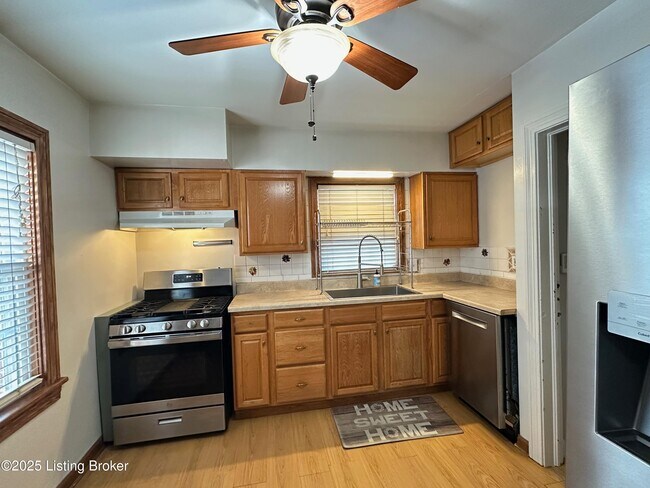 Building Photo - 332 E Esplanade Ave