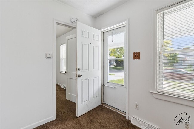 Building Photo - 3 bedroom bungalow $1300