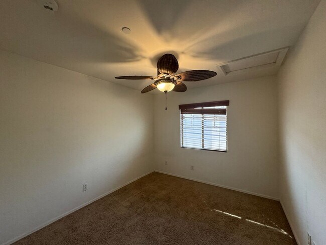 Building Photo - 4 BEDROOM HOME IN POWER RANCH