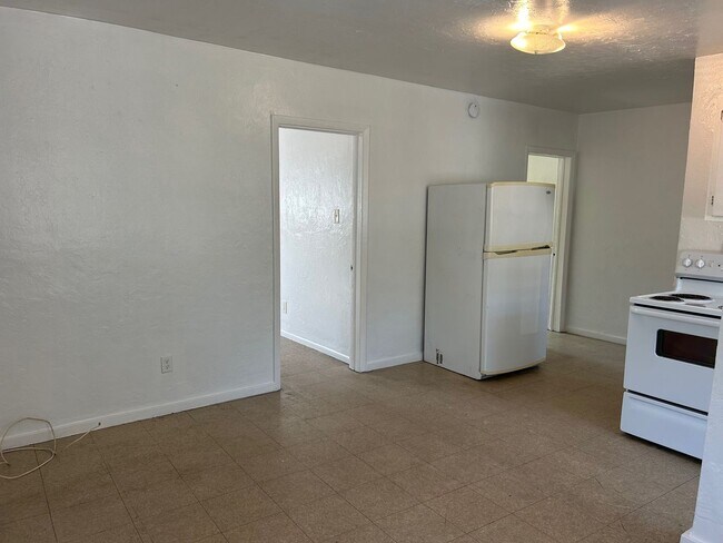 Building Photo - Cozy 2 Bedroom, 1 Bath Apartment in Charming Sarasota Duplex
