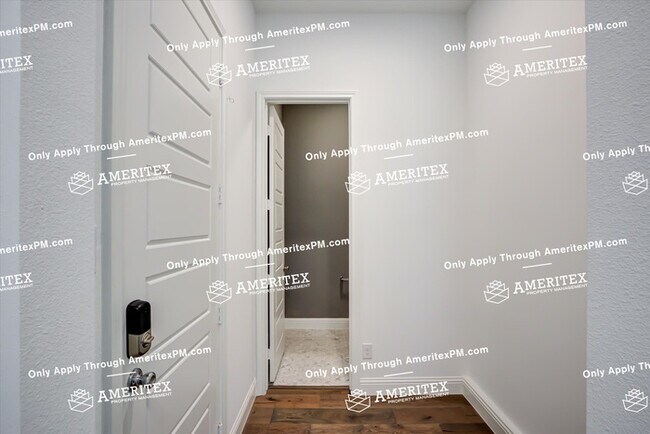 Building Photo - 6348 Oakbend Cir