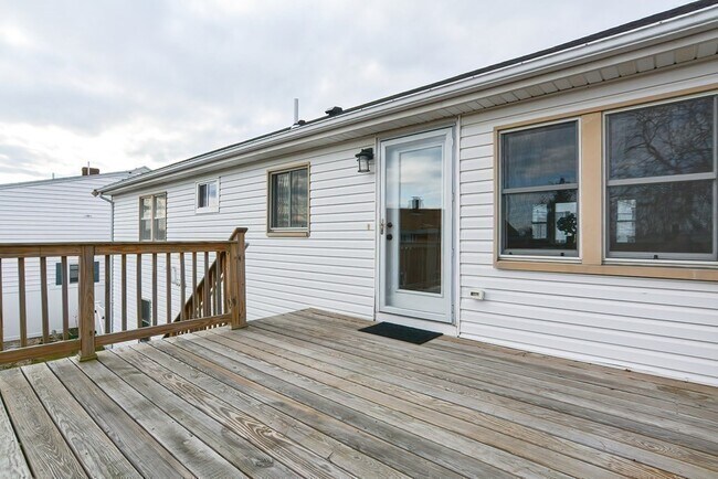 Building Photo - 21 Swan Ave