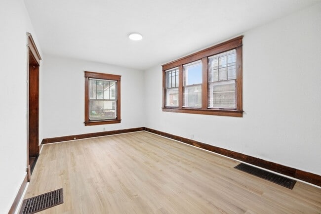 Building Photo - 928 W Dewald St