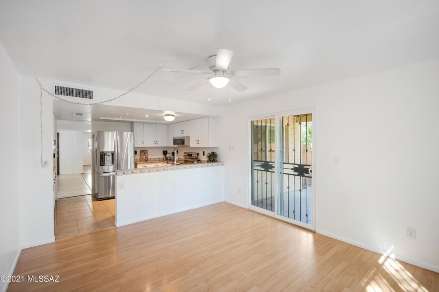 Building Photo - 1850 N Circulo de la Cienega