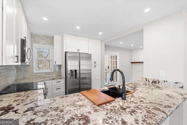 Building Photo - 541 N White St