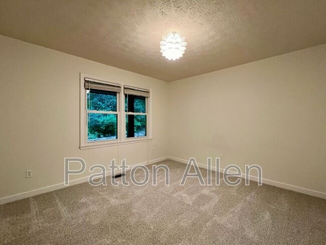 Building Photo - 9 Ravenwood Ln