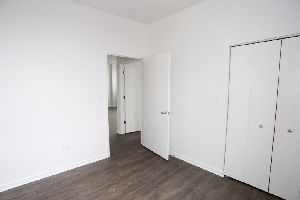 Building Photo - 932 W Dakin St