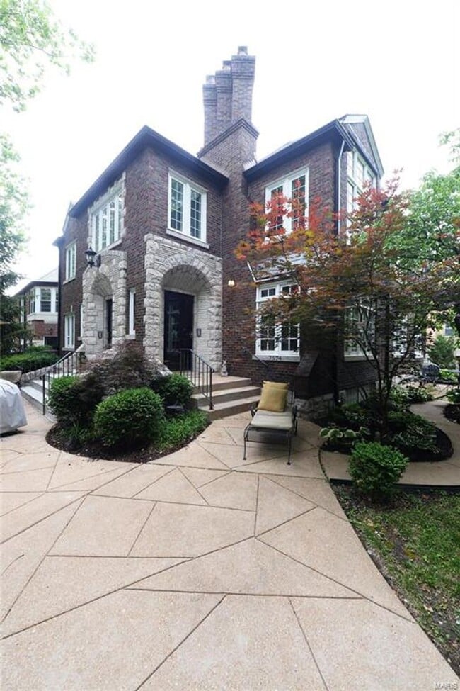 Building Photo - 7572-74 York