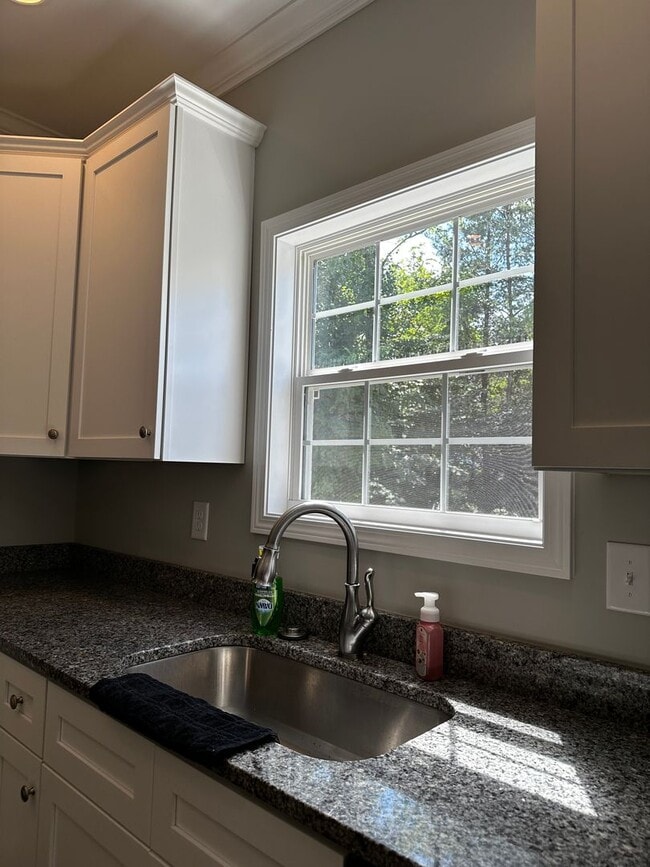 Building Photo - Spacious 3 Bedroom, 3.5bath in central Joh...