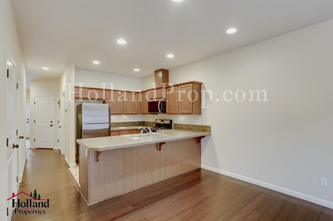 Building Photo - Stylish 3-Bedroom Portland Home with Fireplace, Garage & Modern Conveniences