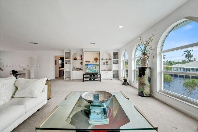 Building Photo - 2889 NE 35th St