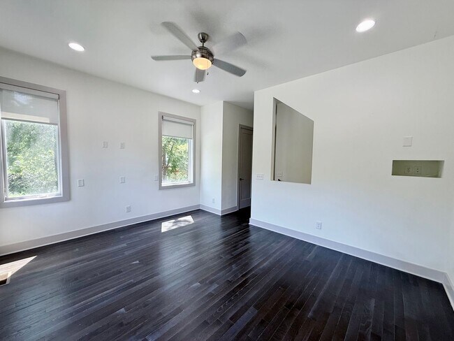 Building Photo - 3 bedroom/3.5 baths/ 12th S