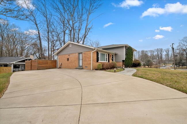 Building Photo - "Spacious 5-Bed split level Gem with Finished Basement & Fireplace on Brompton St, West Springfie...