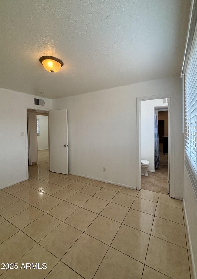 Building Photo - 4842 W Elm St