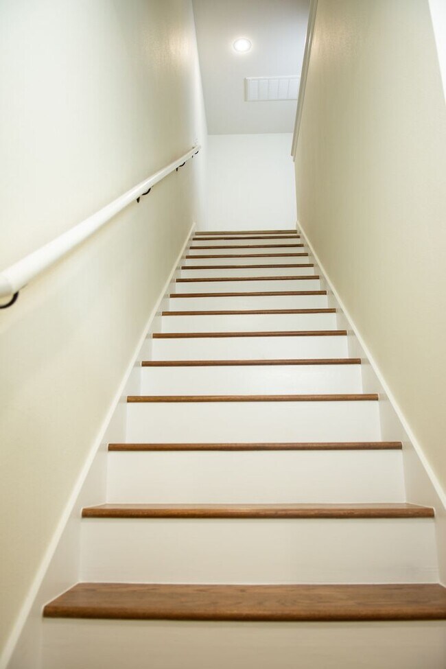 Building Photo - Available June 10th! Townhouse in the heart of West Fork !