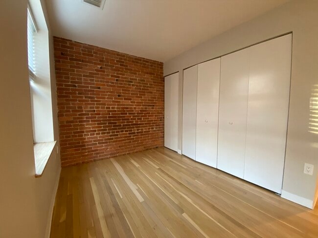 Building Photo - 108 Gainsborough St