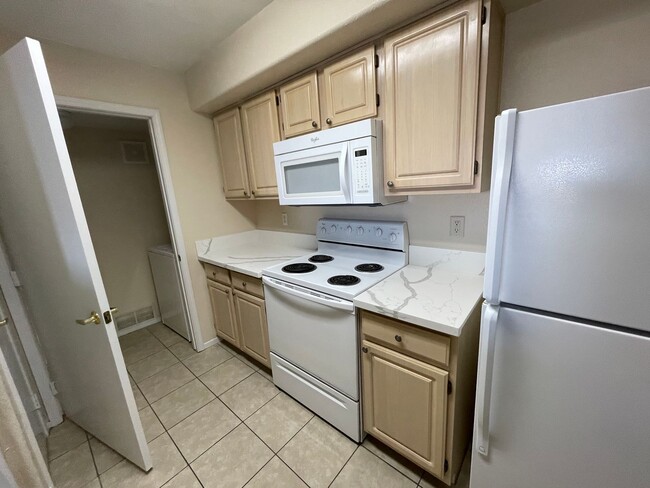 Building Photo - 1 bathroom condo located in the desirable ...