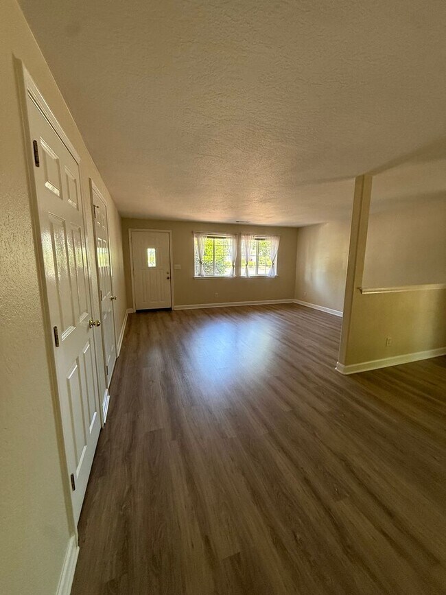Building Photo - 522-524 Briarwood Dr.