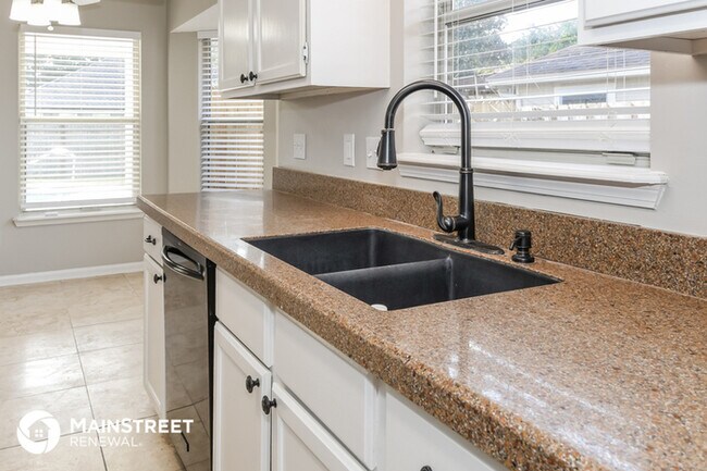 Building Photo - 611 Hibernia Oaks Dr