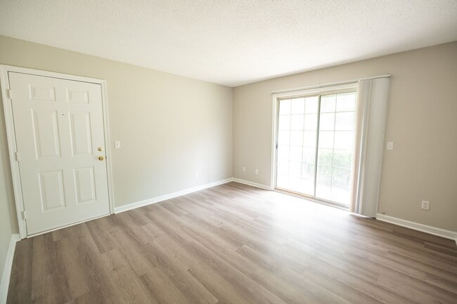 Building Photo - 2 Bed, 1 Bath Condo off Wendover Ave Green...