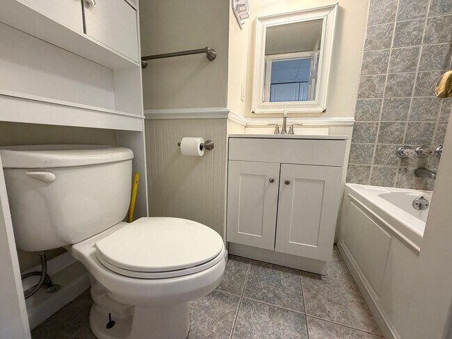 Building Photo - 1212 Agnes Street, Unit B - Cozy Studio Apartment in Charlottesville!