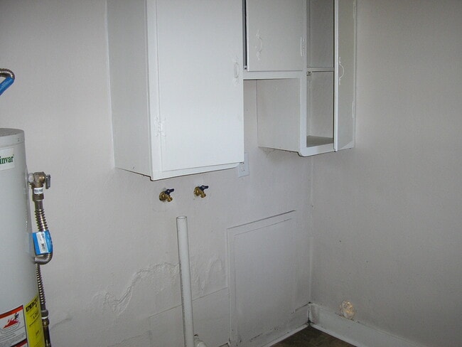 Building Photo - 1635 Sharon Dr