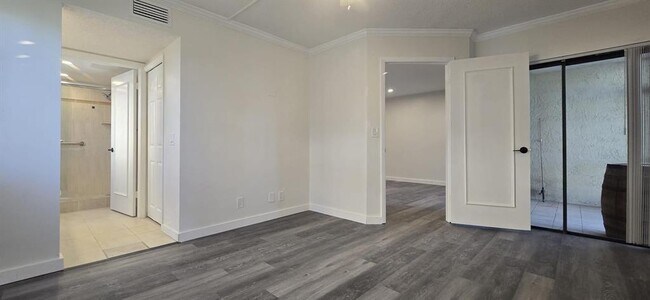 Building Photo - 5539 Courtyard Dr