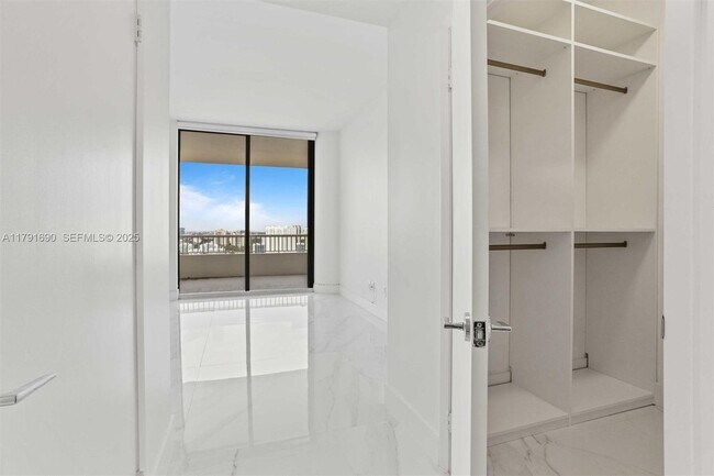 Building Photo - 2000 Island Blvd