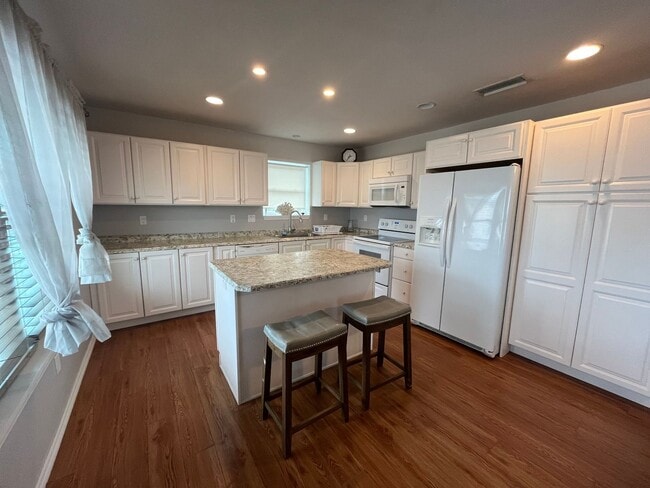 Building Photo - Flagler Beach 2BR/1.5BA Fully Furnished Upstairs Apartment – Across from the Ocean