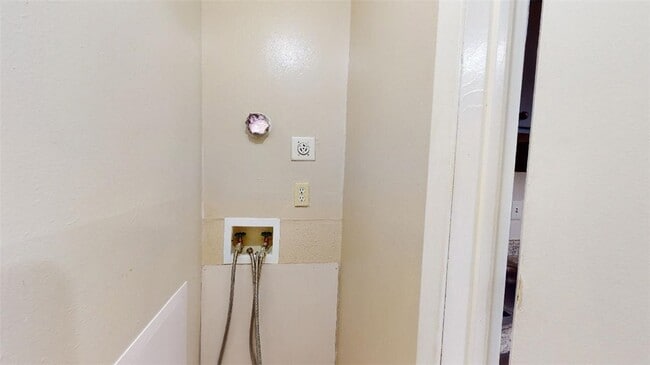 Building Photo - 725 Peppertree Dr