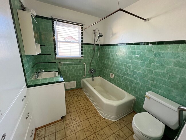 Building Photo - Three Bedroom in the Heart of Bremerton. P...