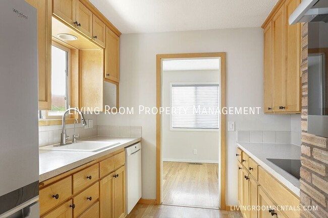 Building Photo - 5030 NE 41st Ave