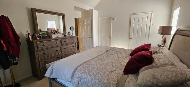 Building Photo - Charming 3-Bedroom Townhome in Prime Pasad...