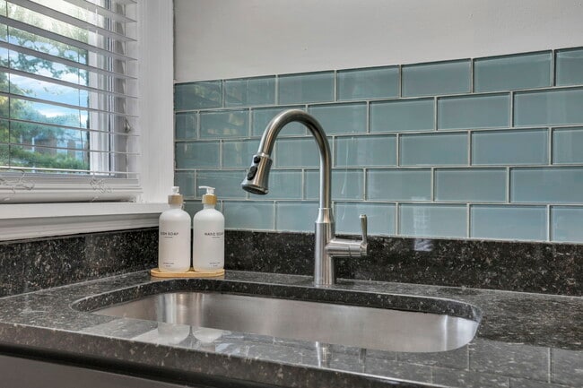 Building Photo - 634 Neil Ave