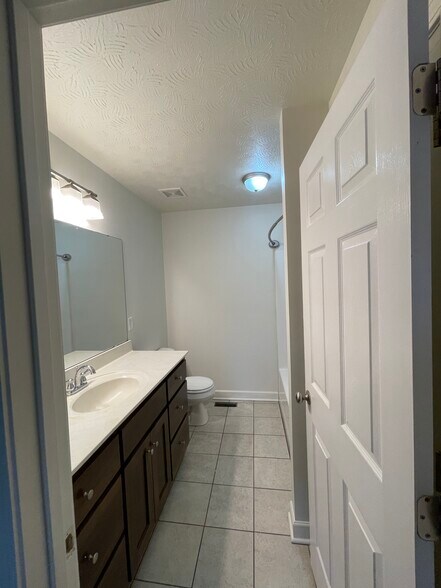 Building Photo - 717 Village Creek Dr