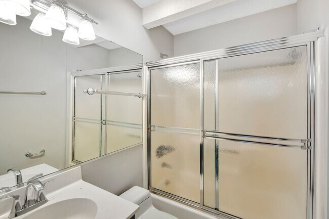 Building Photo - Prime Location Near Ravenel Bridge & Charl...