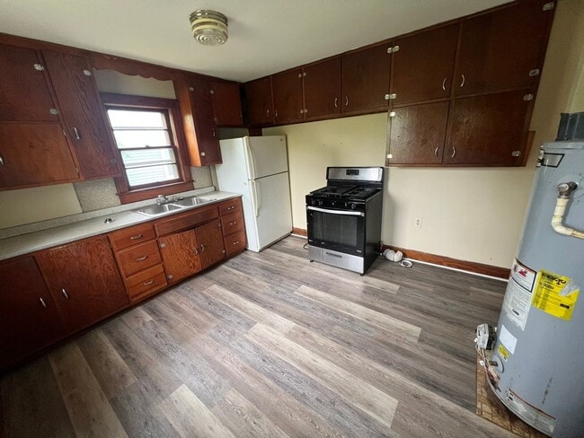 Building Photo - FOR RENT - 2 Bed, 1 Bath on Rose Ave