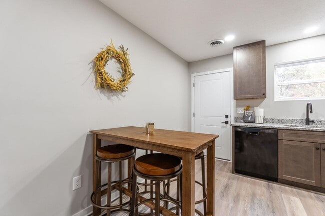 Building Photo - 382 N Franklin St