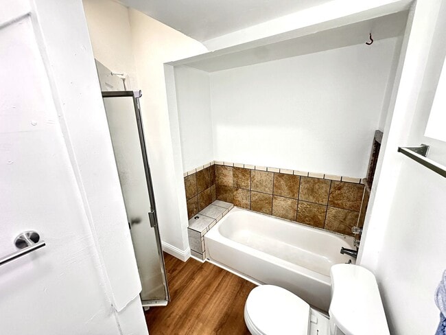 Building Photo - LARGE 4 BEDS 2 FULL BATHS HOUSE FOR RENT!