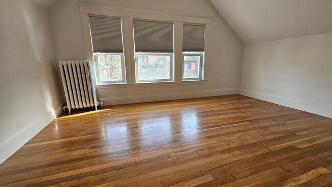 Building Photo - Must see! BRAND NEW RENOVATION! In-Unit La...