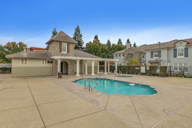 Building Photo - 2 bed 2 bath Condo!!