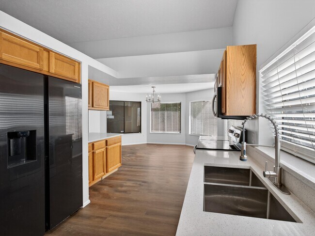 Building Photo - 566 SE Damask Ave