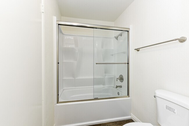 Building Photo - Remodeled 3 Bed Penthouse Condo