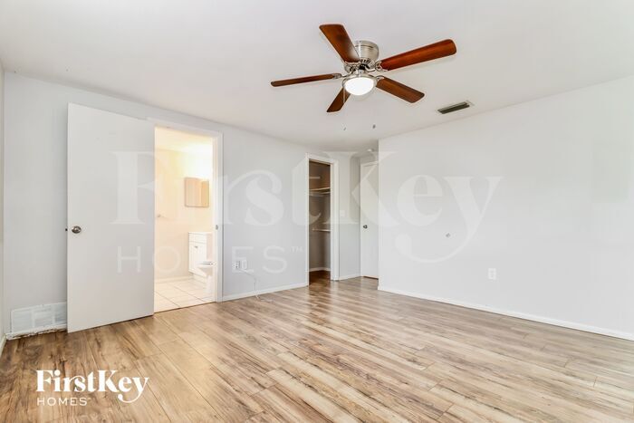 Building Photo - 7240 Rosarian Dr