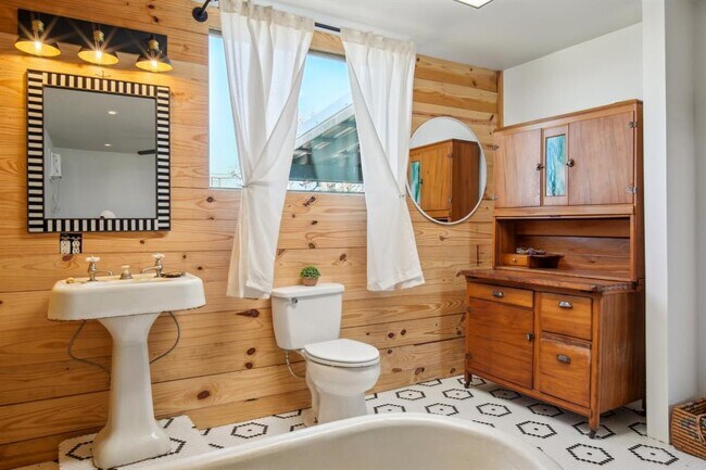 Building Photo - 2200 TX-21