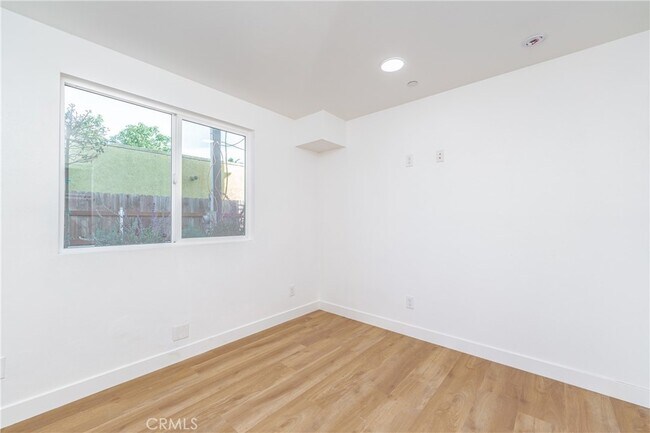 Building Photo - 1183 E 59th Pl