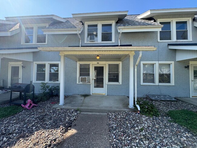 Building Photo - For Rent – Pet-Friendly 2 Bed, 1 Bath Town...